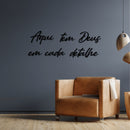 Frase Decorativa Em Mdf Aqui Tem Deus em Cada Detalhe Preto 1 Metro