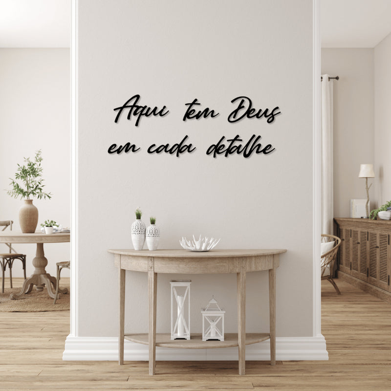 Frase Decorativa Em Mdf Aqui Tem Deus em Cada Detalhe Preto 1 Metro